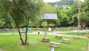 Puente colgante y áreas recreativas